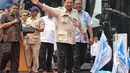 Presiden Prabowo juga terlihat sempat melempar topi yang dikenakannya kepada peserta aksi perayaan Hari Buruh Internasional 2025 di kawasan Monumen Nasional (Monas), Jakarta, Kamis (1/5/2025). (Liputan6.com/Angga Yuniar)