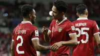 Timnas Indonesia harus mengakui keunggulan Timnas Irak dengan skor 1-3 pada laga pertama Piala Asia 2023 yang berlangsung di Ahmad bin Ali Stadium, Al-Rayyan, Doha, Senin (15/1/2024). Tiga gol Irak dicetak melalui Mohanad Ali pada menit ke-17, Osama Rashid pada masa injury time babak pertama dan Aymen Hussein pada menit ke-75. Satu-satunya gol Timnas Garuda dihasilkan lewat sepakan cantik Marselino Ferdinan yang sempat membuat kedudukan imbang 1-1 pada menit ke-37 setelah berhasil meneruskan umpan Yakob Sayuri. (AFP/Karim Jaafar)