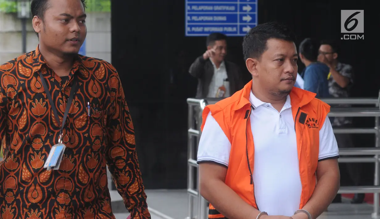 Staf Kemenpora Eko Triyanto (kanan) tiba di Gedung KPK, Jakarta, Rabu (23/1). Diduga, pengajuan dan penyaluran dana hibah dari Kemenpora ke KONI sebagai akal-akalan. (Merdeka.com/Dwi Narwoko)