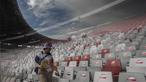 Seorang tenaga relawan melintasi deretan kursi di Stadion Utama Gelora Bung Karno, Jakarta, Jumat (9/8/2018). Lokasi ini akan dijadikan venue dari invitation tournament cabang atletik. (Bola.com/Vitalis Yogi Trisna)
