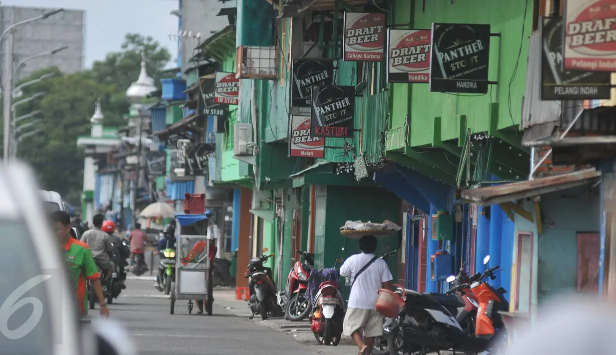 Aktivitas warga di Kawasan Kali Jodoh, Jakarta, Selasa (16/2). Pemerintah DKI Jakarta rencananya akan merelokasi kawasan kalijodo. (Liputan6.com/Gempur M Surya)
