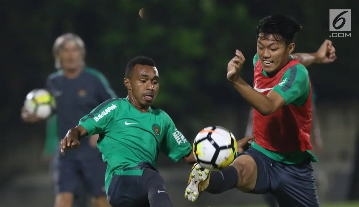 Pemain Timnas Indonesia U-19 berebut bola saat latihan perdana jelang laga melawan Jepang U-19 di Lapangan A Kompleks GBK, Jakarta, Kamis (22/3). Laga kedua tim akan digelar Minggu (25/3). (Liputan6.com/Helmi Fithriansyah)