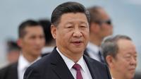 Presiden Cina Xi Jinping seusai berbicara kepada awak media di Bandara Internasional Hong Kong, Kamis (29/6). Selama sepekan terakhir, Kepolisian Hong Kong sudah melakukan berbagai antisipasi terkait kunjungan Presiden Xi Jinping. (AP Photo/Kin Cheung)