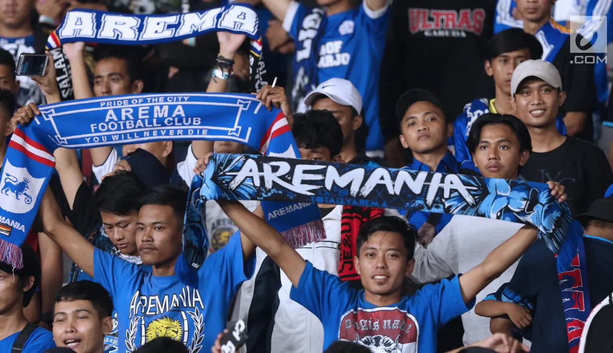Suporter tim Singo Edan membentangkan syal usai menyaksikan laga Arema FC melawan Persija pada lanjutan Go-Jek Liga 1 Indonesia 2018 bersama Bukalapak di Stadion GBK Jakarta, Sabtu (31/3). Arema FC kalah telak 1-3. (Liputan6.com/Helmi Fithriansyah)