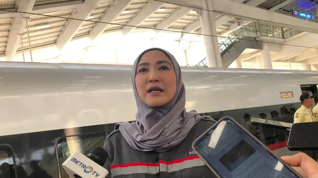Corporate Secretary Kereta Cepat Indonesia China, Eva Chairunisa  di Stasiun Tegalluar KCIC, Senin (9/10/2023). (Tira/Liputan6.com)