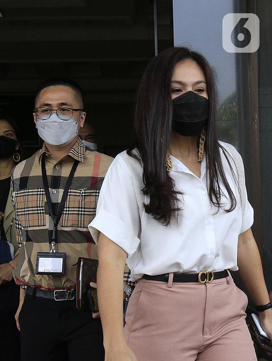 Aktris Wulan Guritno saat menghadiri sidang cerai dengan Adila Dimitri di Pengadilan Agama Jakarta Selatan, Kamis (18/3/2021). Adila Dimitri tak menghadiri sidang perdana perceraian tersebut. (Liputan6.com/Herman Zakharia)