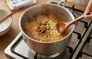 Trik Memasak Mi Instan dengan Telur agar Kuahnya Lebih Kental dan Gurih