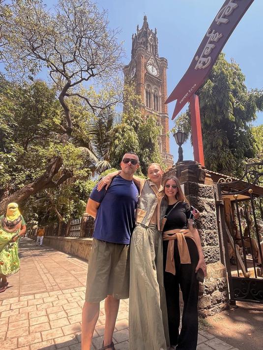 Selain menghadiri NMACC, Gigi Hadid juga sempat jalan-jalan keliling Kota Mumbai. Ia membagikan potretnya berpose di Gerbang India yang ikonik hingga menikmati air kelapa. Wanita 27 tahun itu mengungkapkan kalau perjalanannya ke India untuk pertama kalinya itu menjadi yang tak terlupakan. (Liputan6.com/IG/@gigihadid)