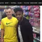 Raheem Sterling berbelanja di super market murah di Inggris (Mirror.co.uk)