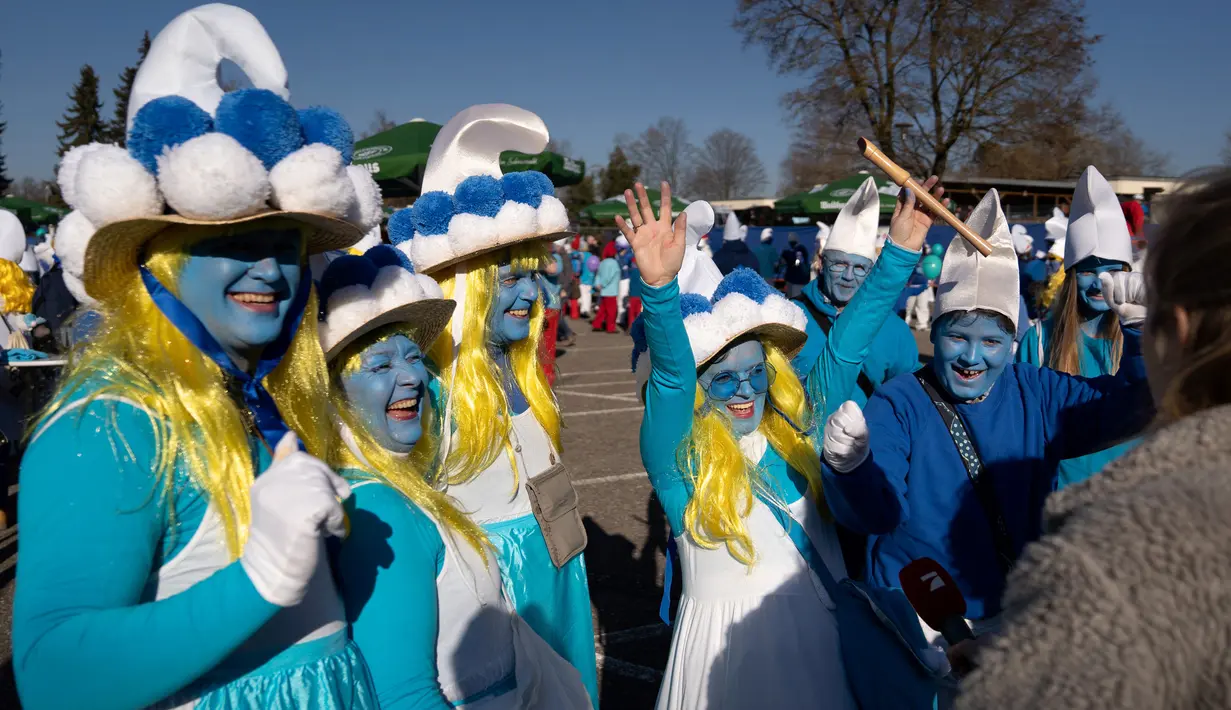 Orang-orang berpakaian dan berdandan serba biru seperti Smurf dalam upaya pemecahan rekor dunia di Lauchringen, Jerman, 16 Februari 2019. Pertemuan tersebut untuk memecahkan rekor orang dengan kostum Smurf terbanyak di dunia. (CONSTANT FORME-BECHERAT/AFP)