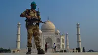 Tentara paramiliter berjaga saat Taj Mahal dibuka kembali di Agra, India pada Senin (21/9/2020). Taj Mahal kembali dibuka untuk umum dalam gerakan simbolis seperti biasa, bahkan ketika India tampaknya akan mengambil alih AS sebagai pemimpin global dalam infeksi virus Corona. (AP Photo/Pawan Sharma)