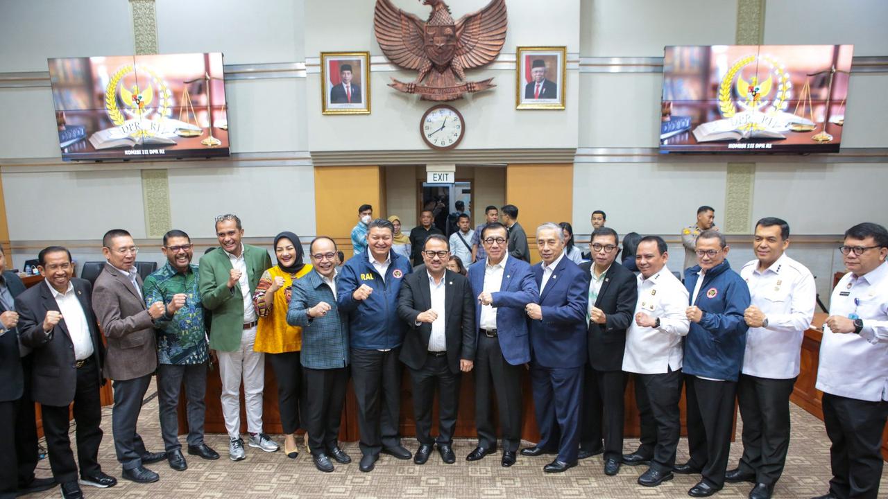 Saat Rapat Kerja bareng Komisi III DPR RI, BNPT RI berkomitmen dalam membangun ketahanan masyarakat dari ideologi radikalisme guna mewujudkan 'Indonesia yang Damai, Indonesia Tanpa Kekerasan, dan Indonesia Harmoni' terutama jelang tahun politik 2024.