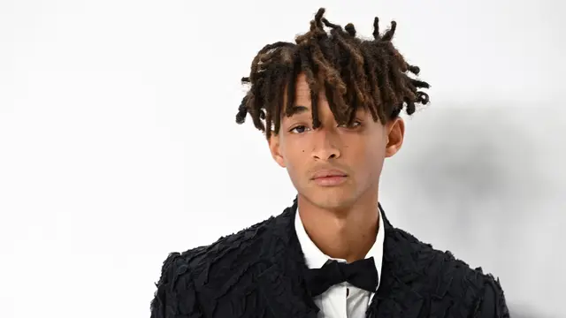 Gaya Keren Jaden Smith Pakai Tuksedo Hitam di CFDA Awards 2022