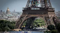 Foto ini memperlihatkan Cincin Olimpiade di Menara Eiffel yang diambil dari perangkat Televisi Prancis di Trocadero, selama Olimpiade Paris 2024, di Paris, pada 31 Juli 2024. (Dok: STEPHANE DE SAKUTIN / AFP)