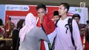 Pelari muda Indonesia, Lalu Muhammad Zohri (tengah) disambut keluarganya saat penyambutan di Terminal 3 Bandara Soetta, Tangerang, Selasa (17/7). Lalu M Zohri meraih emas lari 100m putra U-20 IAAF. (Liputan6.com/Helmi Fithriansyah)