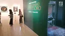 Pengunjung melihat lukisan saat acara pameran gambar Babad Diponegoro di Yogyakarta,  Minggu (10/2). Pameran ini disajikan sejumlah 50 kisah yang diambil dari Babad Diponegoro yang memiliki lebih dari 100 pupuh dalam 10000 halaman. (Liputan6.com/Gholib)