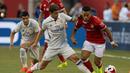 Pemain Real Madrid, James Rodriguez, berusaha menghentikan pergerakan pemain Bayern Munchen, Thiago Alcantara (kanan), pada laga lanjutan International Champions Cup 2016 di MetLife Stadium, New Jersey, AS, Kamis (4/8/2016) pagi WIB. (AFP/Don Emmert)