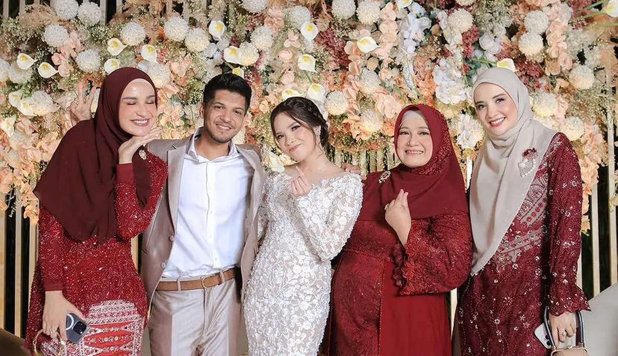 Sama seperti biasanya, Zaskia dan Shireen pun tampil stylish. Kali ini keduanya memilih mengenakan busana warna merah maroon. [@shireensungkar/@zaskiasungkar15]