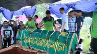 Hujan yang tak kunjung reda tak menyurutkan para pelayat yang turut mengantarkan aktor lintas jaman ini di TPU Tanah Kusir. Tenda warna biru membentang di lokasi tempat pemakaman Deddyy. (Adrian Putra/Bintang.com)