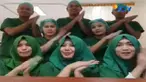 Para pelakunya cukup menirukan gerakan mulut bayi hiu dengan menggunakan satu tangan.