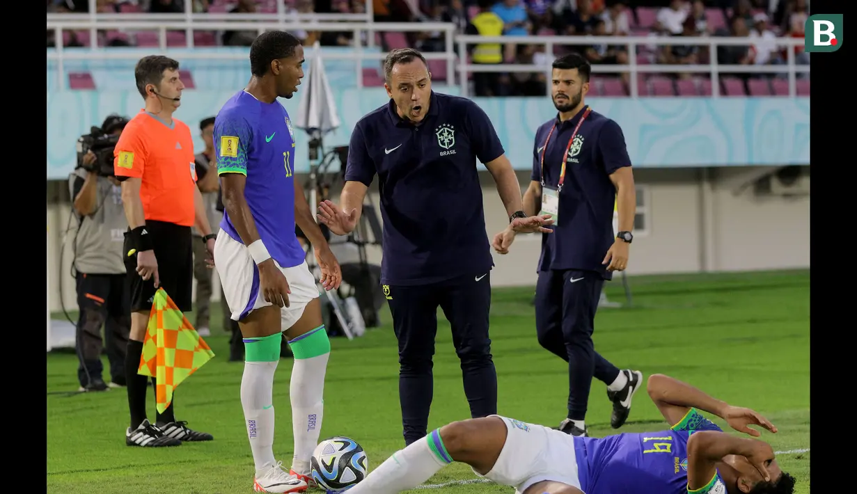 <p>Pelatih Timnas Brasil U-17, Phelipe Leal (tengah) berusaha menenangkan pemainnya setelah terjadi keributan dengan para pemain Ekuador U-17 dalam pertandingan babak 16 Besar Piala Dunia U-17 di Stadion Manahan, Solo, Senin (20/11/2023). (Bola.com/Arief Bagus)</p>