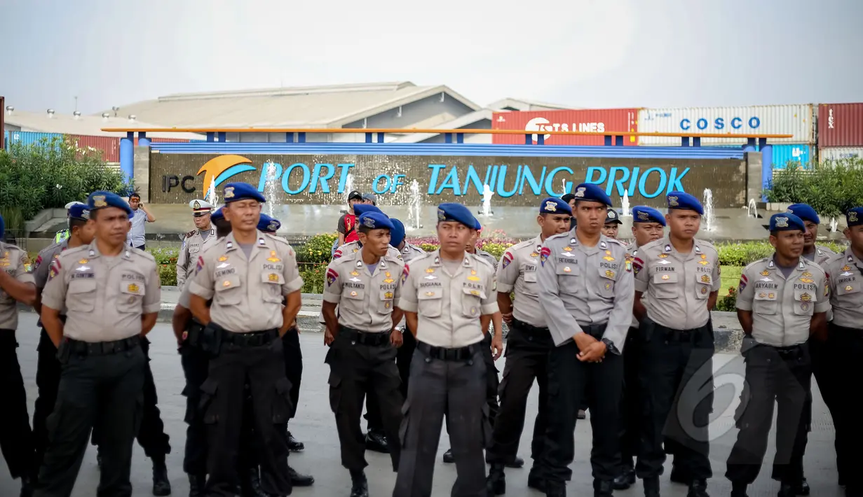 Sejumlah petugas kepolisian berjaga di kawasan Tanjung Priok , Jakarta, Jumat (1/4/2015). Tepat pada 1 Mei seluruh buruh di dunia merayakan 'Hari Raya' atau biasa disebut May Day.  (Liputan6.com/Faizal Fanani)