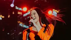 Yura Yunita ramai dibahas warganet setelah meluncurkan video klip &ldquo;Dunia Tipu-Tipu.&rdquo; Mengudara di YouTube sejak 27 Juli 2022, video klip &ldquo;Dunia Tipu-tipu&rdquo; ditonton lebih dari sejuta kali. Di Twitter, &ldquo;Dunia Tipu-tipu&rdquo; menembus trending topic Indonesia semalam, Kamis (28/7/2022), lantaran dicuit lebih dari 13 ribu kali. Yura Yunita pun panen pujian. (Foto: Dok. Instagram @yurayunita)