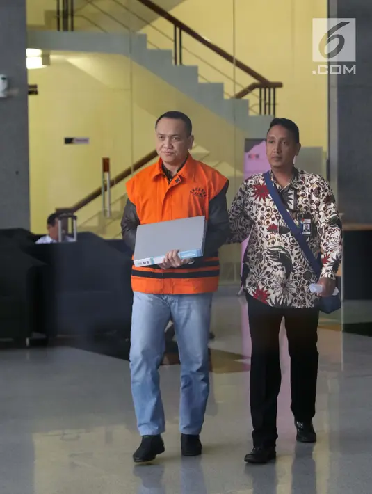 Tersangka dugaan suap lelang proyek saluran air hujan di Kota Yogya yang juga mantan Kejari Yogyakarta non aktif, Eka Safitra (kiri) digiring petugas usai menjalani pemeriksaan di Gedung KPK, Jakarta, Selasa (17/9/2019). Ini merupakan pemeriksaan lanjutan tersangka. (Liputan6.com/Helmi Fithriansyah)