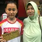 Peraih Supert Tiket Tambahan Audisi Umum Djarum Beasiswa Bulutangkis di Kudus, Amalia Latifa, dan sang ibu. (Bola.com/Aning Jati)