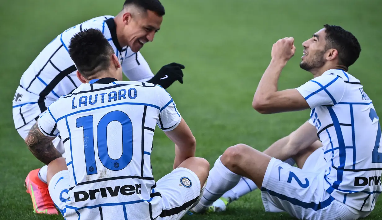 Alexis Sanchez menyumbang assist melalui umpan silang yang membantu Lautaro Martinez mencetak gol pada menit ke-85. Inter pun kembali unggul 2-1. (Foto: AFP/Marco Bertorello)