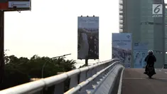 Pengendara motor melintasi sebuah billboard ucapan pernikahan di jalan layang Tanjung Barat, Jagakarsa, Jakarta, Kamis (21/9). Papan iklan itu memuat satu pasangan bernama Nafisa dan Rizky. (Liputan6.com/Immanuel Antonius)