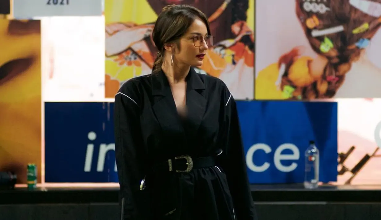 Enzy Storia terlihat begitu elegan dengan outfit hitam yang digunakan saat berada di New York Fashion Week 2021. Ikat pinggang yang digunakan olehnya pun mempermanis penampilanya. (Liputan6.com/IG/@enzystoria)