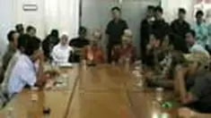 Ratusan orang pendukung calon wali kota Pekalongan, Jateng, menduduki sebuah kantor PPK. Mereka mendesak diadakan pemilihan ulang. 