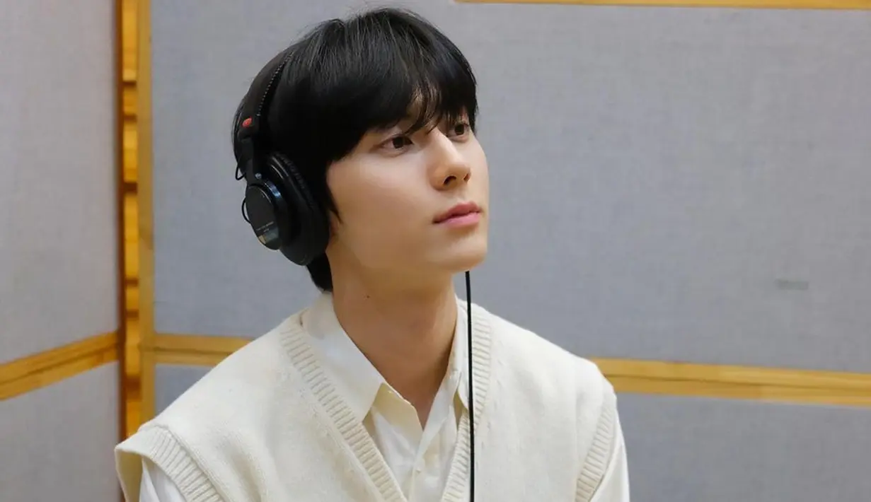 Hwang Minhyun segera melakukan debut solo pada Fabruari 2022 mendatang. Dirinya pun akan merilis album solo pertamanya setelah 11 tahun berkarier sebagai penyanyi dalam grup NU'EST. (Liputan6.com/IG/@optimushwang)
