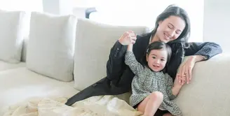 Julie Estelle kerap tampil kompak dengan sang buah hati. Ia benyak menyelaraskan warna untuk tampilan yang menggemaskan. [Foto: Instagram/ Julie Estelle]