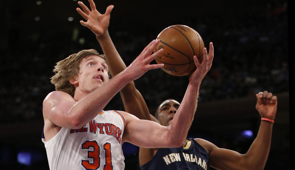 Pemain New Orleans Pelicans, Langston Galloway (kanan) bersuaha menghadang tembakan pemain New York Knicks, Ron Baker (kiri) pada laga NBA basketball game di Madison Square Garden, New York (9/1/2017). Pelicans menang 110-96.  (AP/Kathy Willens)