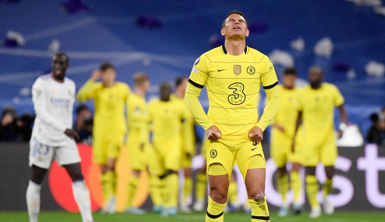 Real Madrid kalah 2-3 dari Chelsea dalam duel leg kedua perempat final, Rabu (13/4/2022). Meski kalah, Los Blancos tetap lolos ke semifinal berkat keunggulan agregat 5-4. (AFP/Oscar Del Pozo)