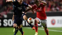 Duel antara Miralem Sulejmani (kanan) dengan Mattias Johansson (kiri) di laga Benfica vs AZ Alkmaar (AFP/Francisco Leong)