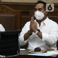 Pasangan selebritas Nia Ramadhani (kiri) bersama suaminya, Ardi Bakrie saat menjalani sidang lanjutan kasus dugaan penyalahgunaan narkoba di Pengadilan Negeri Jakarta Pusat, Kamis (9/12/2021). Sidang lanjutan tersebut mendengar keterangan saksi ahli. (Liputan6.com/Helmi Fithriansyah)