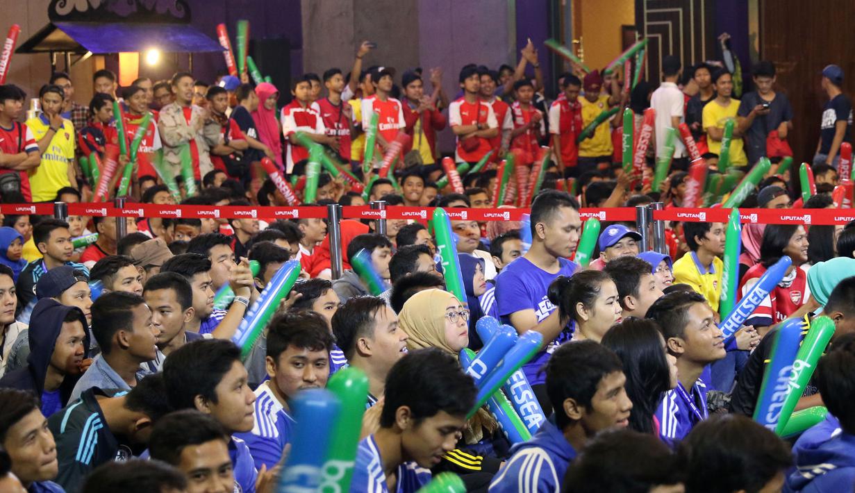 Suporter Chelsea dan Arsenal memedati arena nonton bareng Liga Premier Inggris antara Chelsea melawan Arsenal di Hotel Amaroossa Grande, Bekasi. Sabtu (19/9/2015). (Bola.com/Arief Bagus)