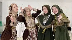 Selain Nabilah Ayu, member lain yang juga menggunakan hijab selama manggung adalah Melody, Bebi JKT48, Dena, dan juga Uty. Mereka tetap terlihat manis dan anggun. (Instagram/nblh.ayu)