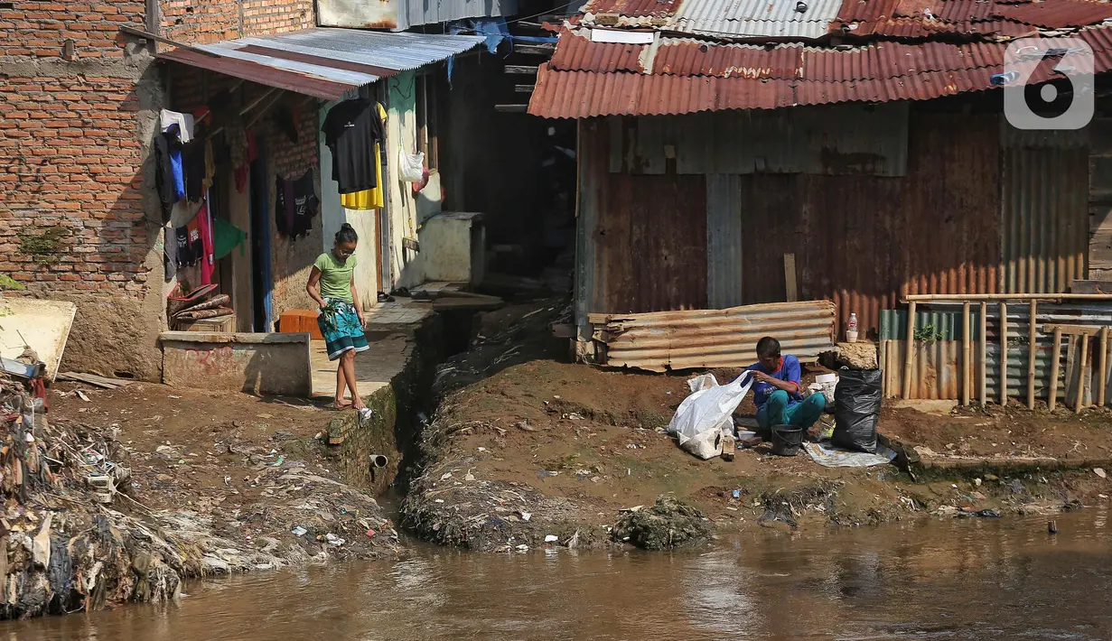 Bahkan, di sejumlah titik, masih terdapat penolakan dari warga yang tinggal di sepanjang bantaran Sungai Ciliwung. (Liputan6.com/Angga Yuniar)