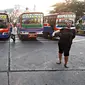 Kernet saat mencari penumpang di Terminal Blok M, Jakarta Selatan, Kamis (15/10/2015). Dishub Transportasi DKI Jakarta menyatakan bahwa kendaraan umum di ibu kota yang layak jalan hanya sekitar 13 persen. (Liputan6.com/Immanuel Antonius)