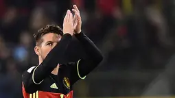 Penyerang Belgia, Dries Mertens, menyapa suporter usai membobol gawang Estonia. (AFP/Emmanuel Dunand)