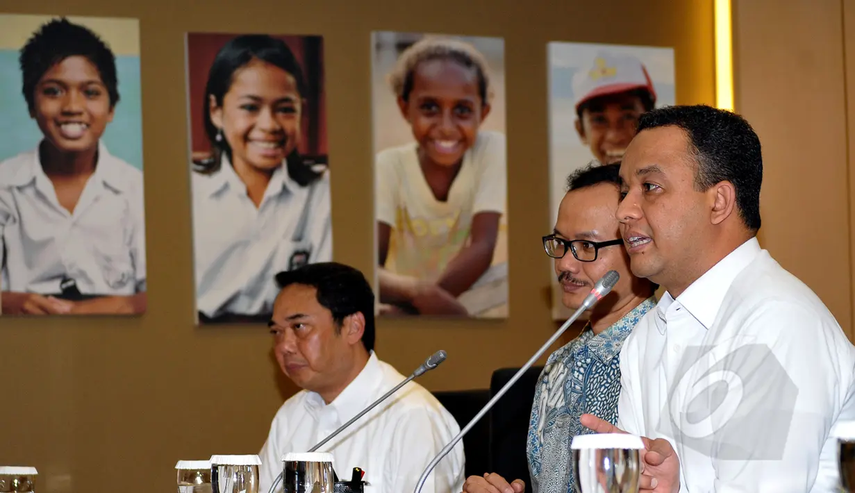 Mendikbud, Anies Baswedan saat menjelaskan seputar perkembangan terakhir persiapan UN 2015 di  Kemendikbud, Jakarta, Kamis (9/4/2015). Anies berpesan agar peserta ujian belajar dengan keras dan tidur yang cukup sebelum ujian. (Liputan6.com/Yoppy Renato)