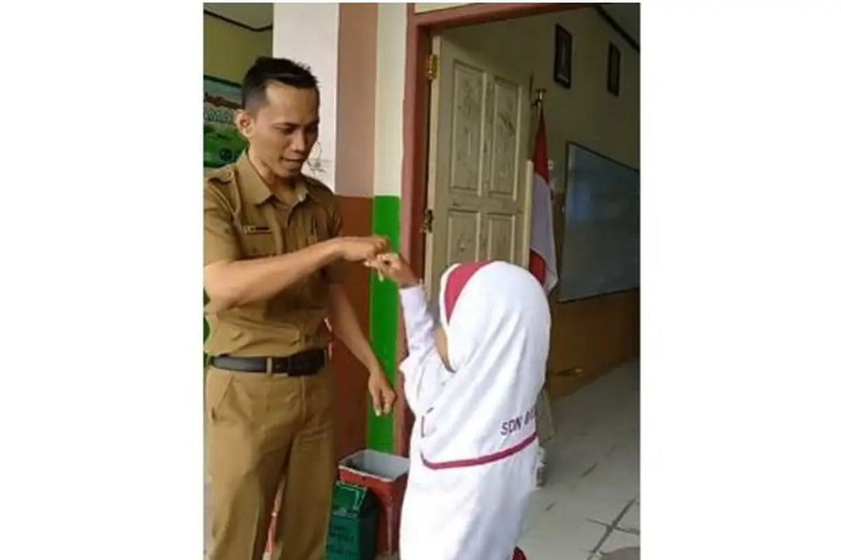 Lewat tos, Arsyad mengajak murid-muridnya memulai aktivitas sekolah dengan menyenangkan dan penuh semangat. (Foto: Facebook)
