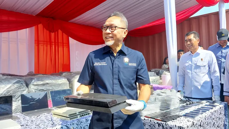 Menteri Perdagangan Zulkifli Hasan kembali mengungkap hasil penindakan Satuan Tugas (Satgas) Pengawasan Barang Impor Ilegal senilai Rp 46 miliar. (Arief/Liputan6.com)