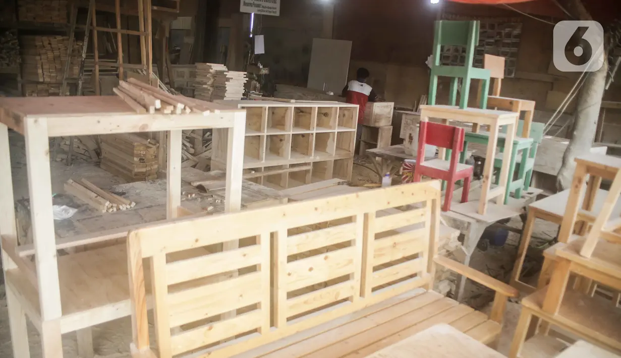 Pekerja menyelesaikan pembuatan furnitur di Jakarta, Rabu (20/11/2019). Kementerian Perindustrian (Kemenperin) menyatakan bakal terus memacu pertumbuhan produksi industri furnitur pada tahun ini kendati realisasinya kemungkinan lebih rendah ketimbang tahun lalu. (Liputan6.com/Faizal Fanani)