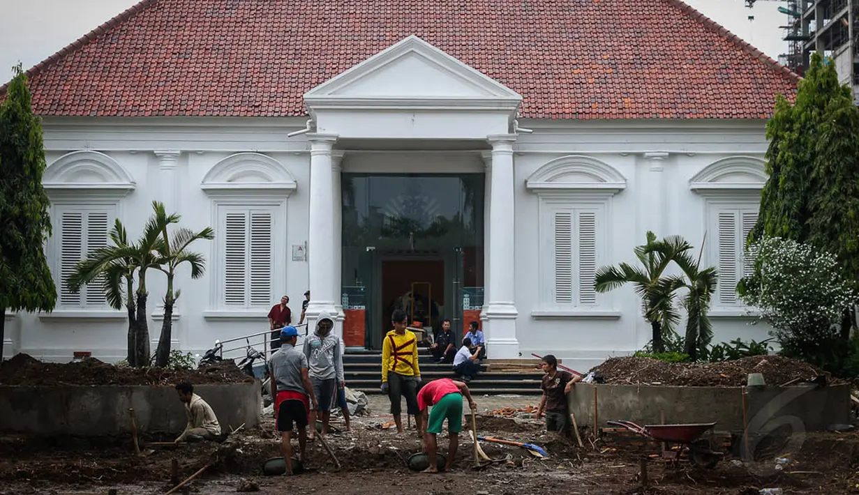 Suasana saat pekerja merenovasi pelataran Galeri Nasional, Jakarta, Rabu (12/11/2014). (Liputan6.com/Faizal Fanani)