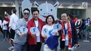 Pendukung tim Korea Bersatu berfoto jelang menyaksikan seremoni pembukaan Asian Games 2018 di Stadion GBK, Jakarta, Sabtu (18/8). Asian Games 2018 akan berlangsung hingga 2 September, mendatang. (Liputan6.com/Helmi Fithriansyah)